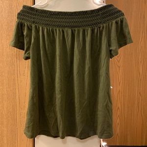 Off-the shoulder short sleeve